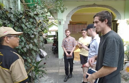 Yogyakarta Walking Tour with Batik Workshop and Local Cuisine