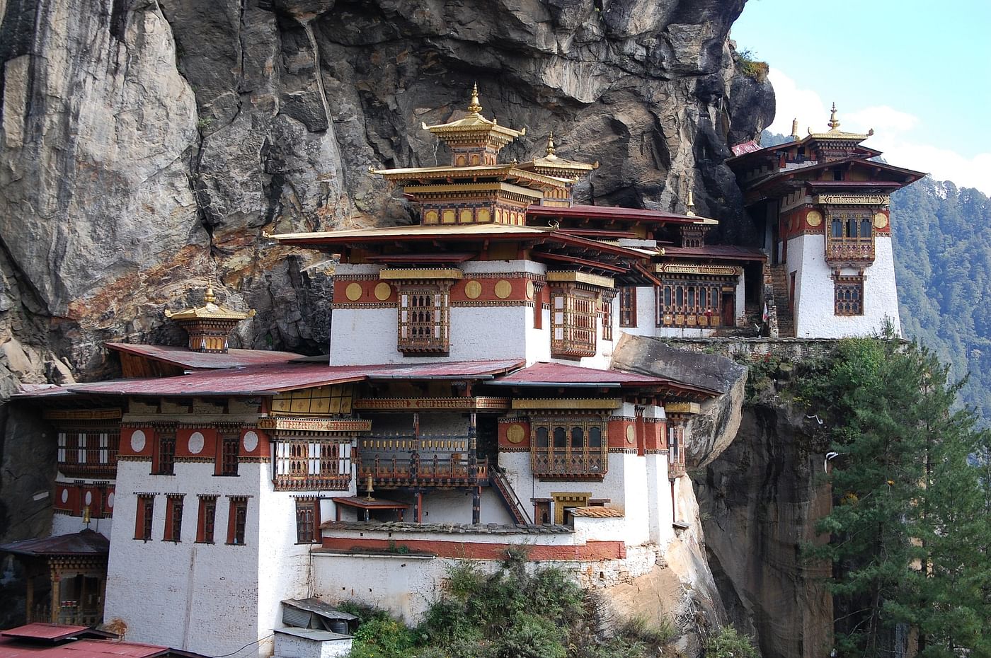 Bhutan Bliss: Explore Majestic Monasteries and Scenic Landscapes