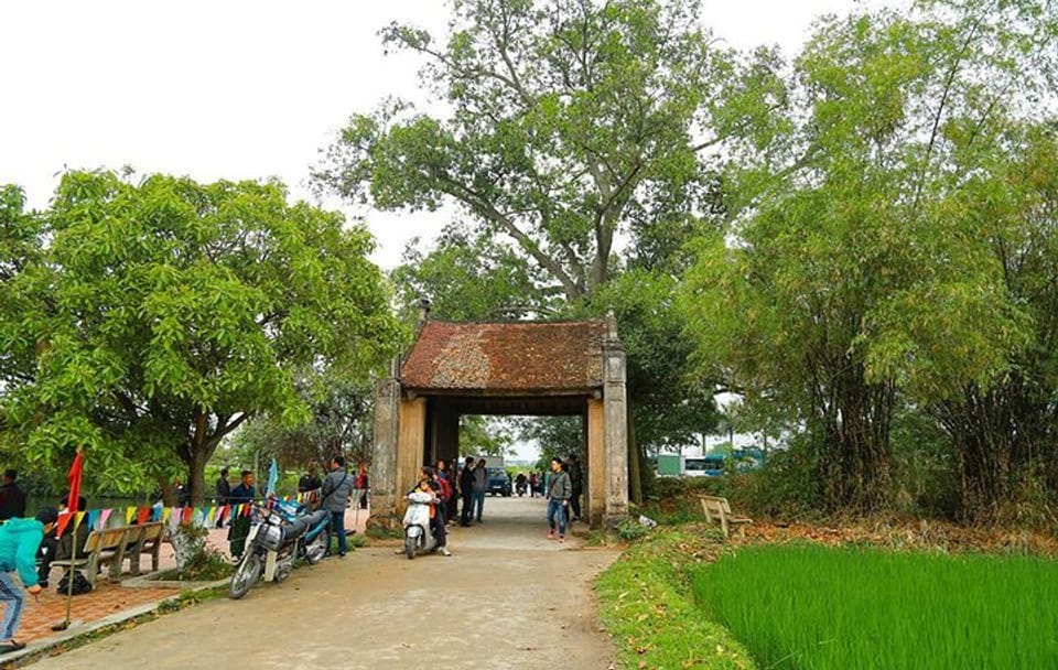Cultural Bike and Minivan Tour of Duong Lam Village, Hanoi