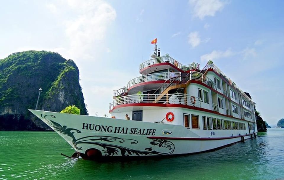 Bai Tu Long Bay Luxury Cruise with Kayaking and Sightseeing
