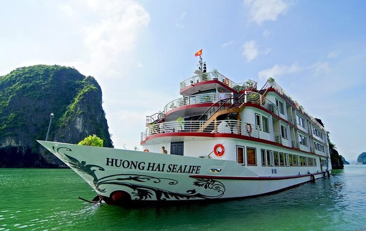 Bai Tu Long Bay Luxury Cruise 2D/1N: Visit Bai Tu Long bay & pristine places