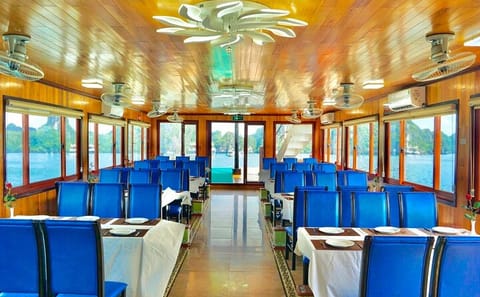 Halong Bay Day Trip with Wego Cruise and Sightseeing Highlights