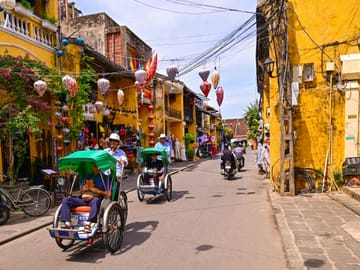 Hoi An River Night Boat Ride with Floating Lantern Experience