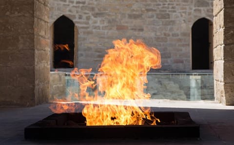 Ateshgah Fire Temple and Yanardag Mountain Tour in Baku