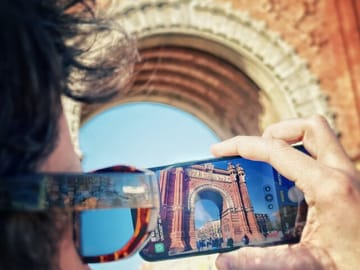 Learn ways to better capture landmarks on this barcelona photography course