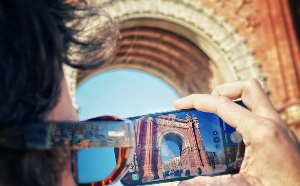 Private Smartphone Photography Class in Barcelona's Park Ciutadella