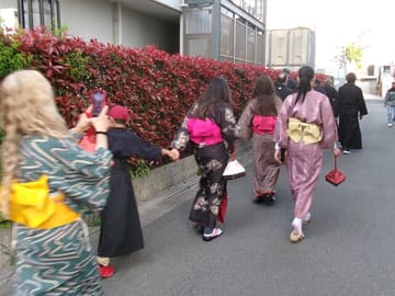 ➤ Preparation Calligraphy is deeply imbued with the aesthetic sensibilities of Japanese culture. Before picking up a brush, you will change into traditional Japanese clothing such as a kimono