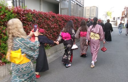 Japanese Calligraphy Class in Kimono near Osaka Castle