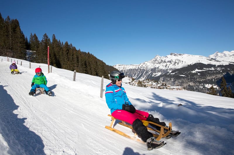 Trenó na neve de Mürren num dia de sol.