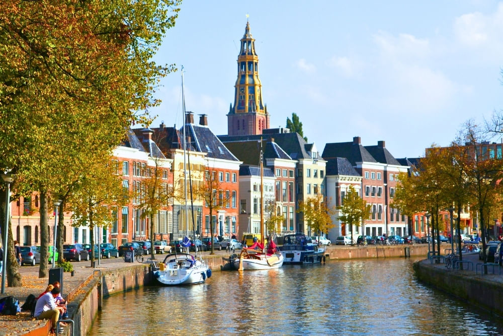 Canal-side view at Vissersbrug along the route of the Groningen scavenger hunt City Detective. 
