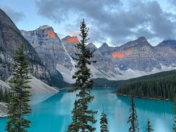Sunrise Tour of Moraine Lake and Lake Louise from Banff