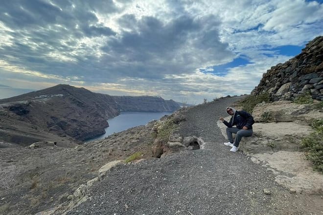 Santorini Caldera Hike from Fira to Oia with Guide photo 4