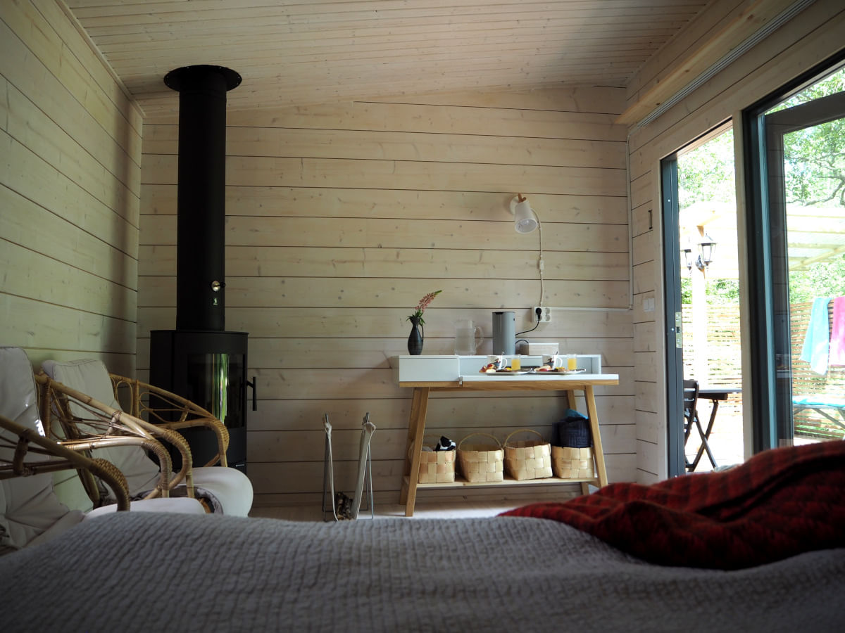 Eine gemütliche Blockhütte auf dem Land