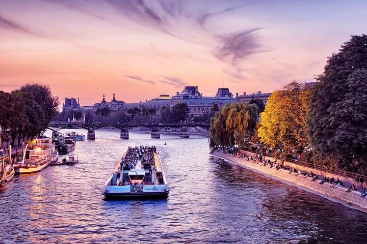 One Hour Seine River Cruise with Recorded Commentary 6