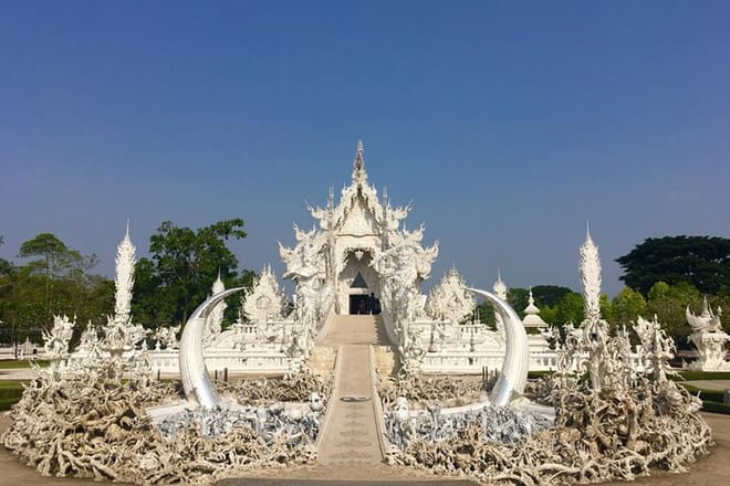 Chiang Mai-Chiang Rai: White - Blue temple - Black Museum-Golden Triangle 2
