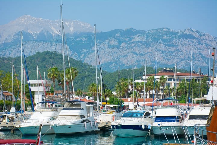 Private Luxury Yacht Tour with Lunch and Drinks 7