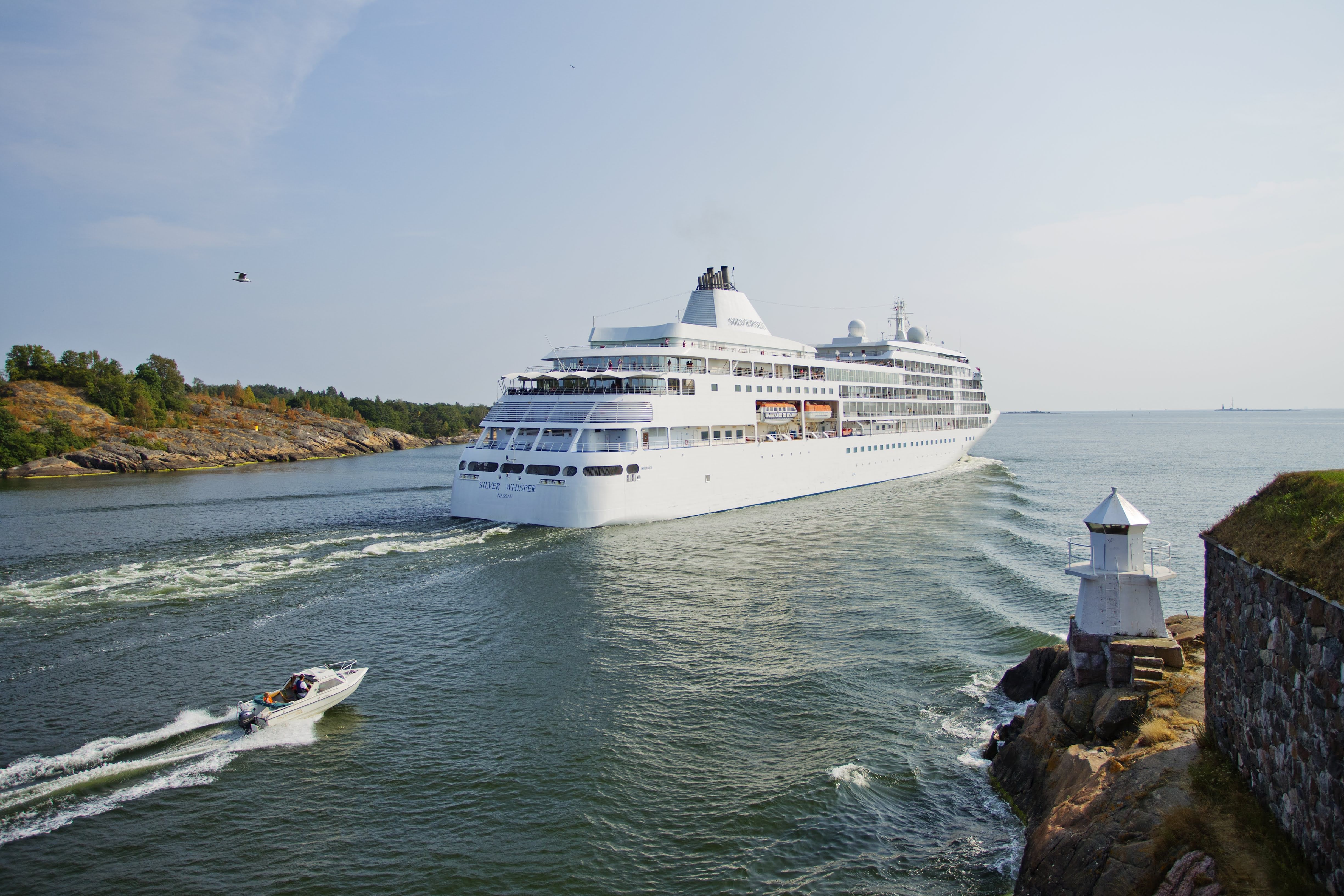 Motorboat cruise in Helsinki