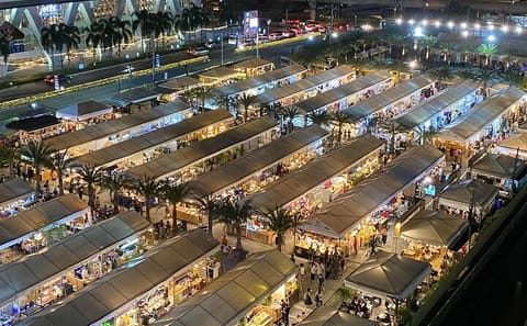 Culinary Walking Tour of Jodd Fairs Train Night Market in Bangkok