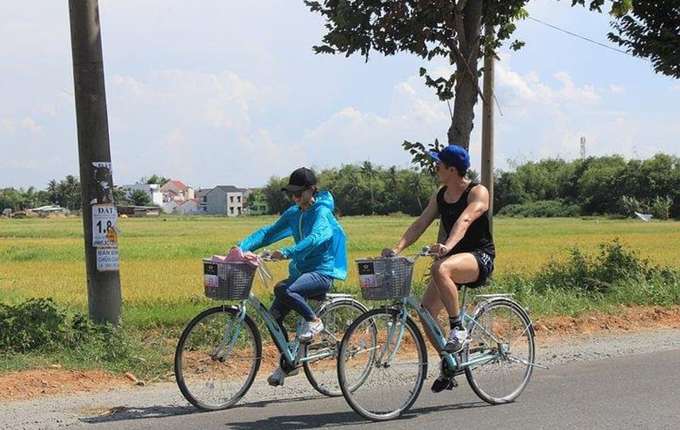 Biking Tour of Hoi An's Culinary Highlights and Tra Que Village