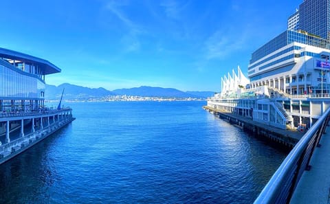 Private Land and Water City Tour in Vancouver