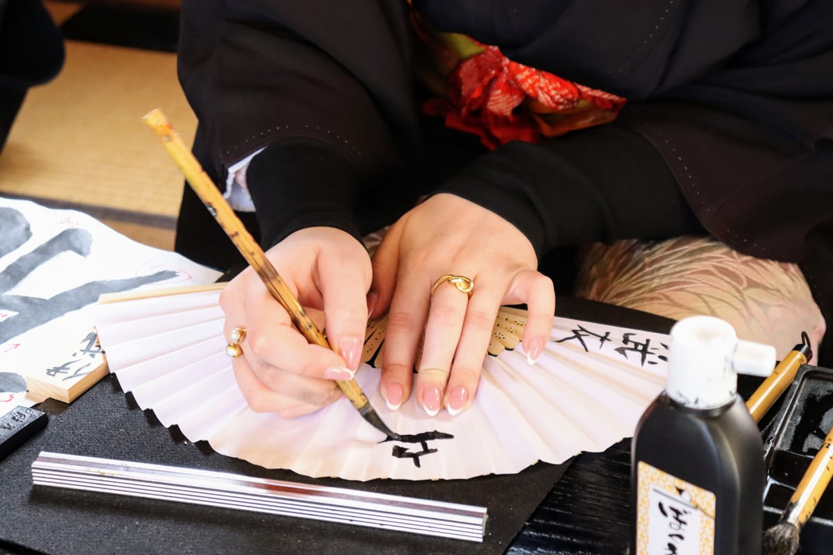 Calligraphy➤ ☑ Write with brush and ink, expressing inner feelings and the spirit through variations in thickness and the spaces between str