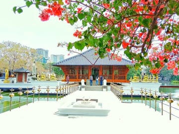 Colombo Gangaramaya Temple - Colombo Tuk Tuk City Tour