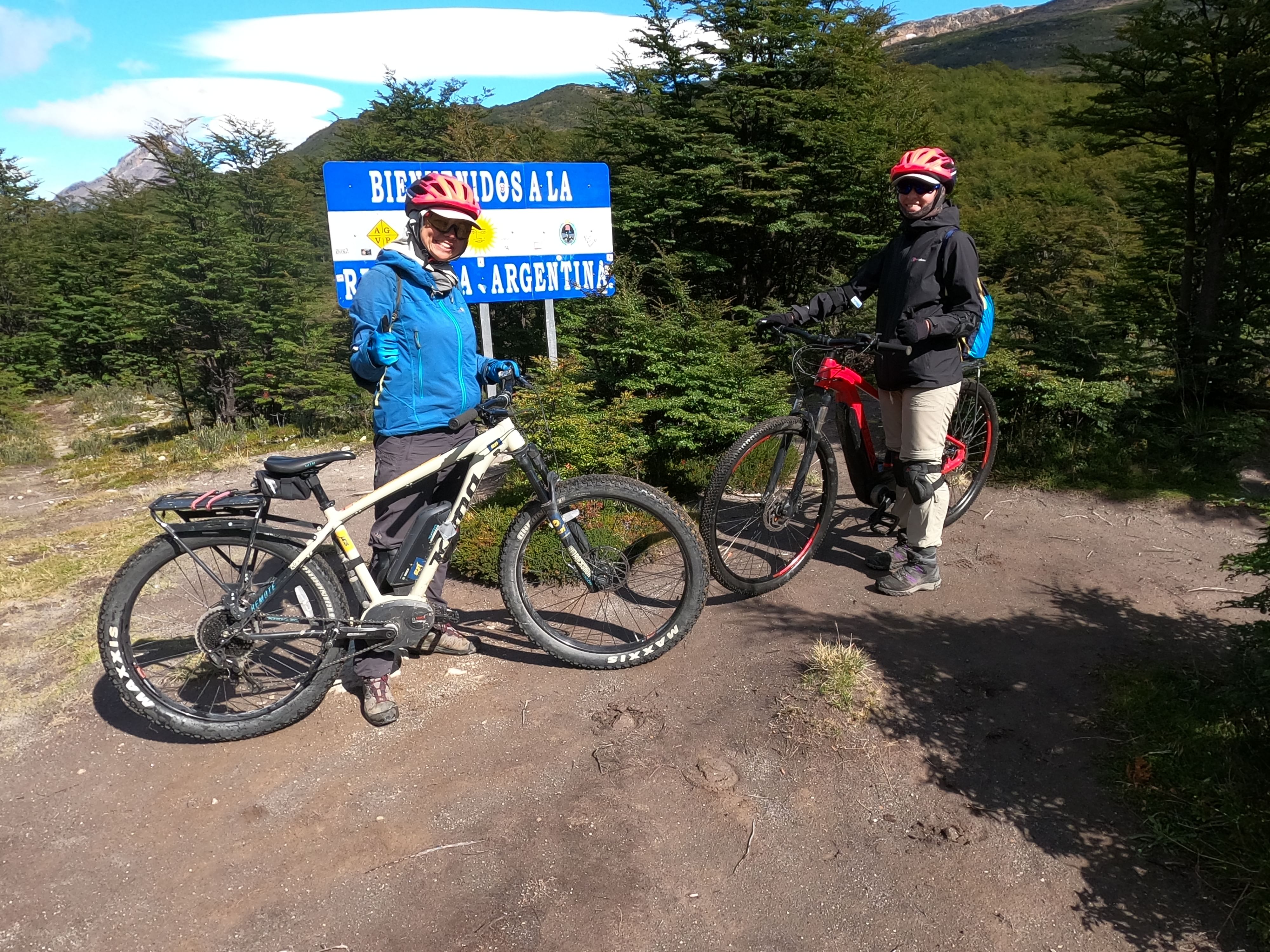 Ciclistas en eBikes celebrando su llegada el limite fronterizo del Paso Dos Lagunas, entre El Chaltén y Candelario Mancilla.