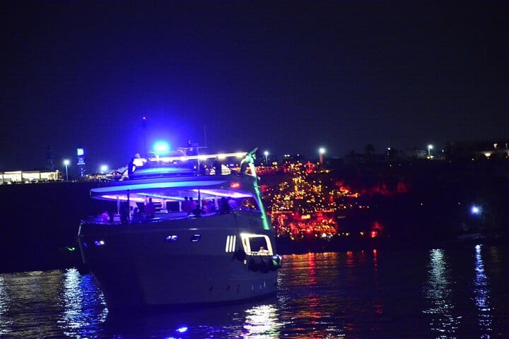 Evening Yacht Dinner & Live Music Cruise in Sharm El Sheikh