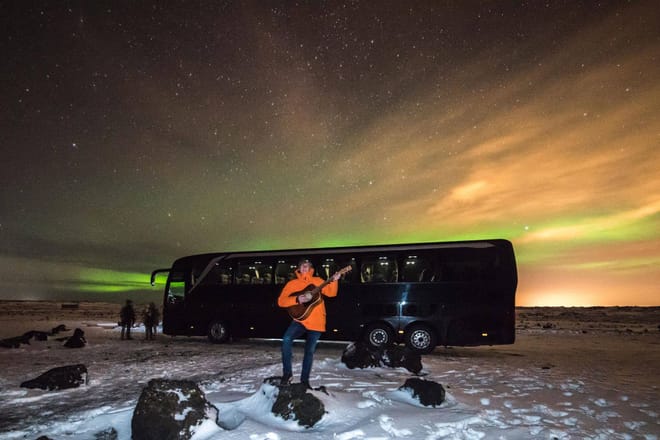 Guide entertaining aurora lovers during Northern Light tour