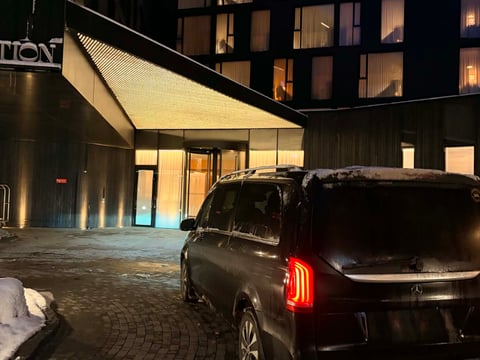 Reykjavík Hotel → Keflavík Airport – Private Transfer (1–6 Passengers), photo 3