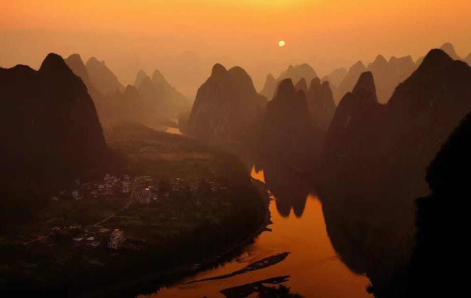 Sunrise Tour at Xianggong Hill in Yangshuo/Guilin