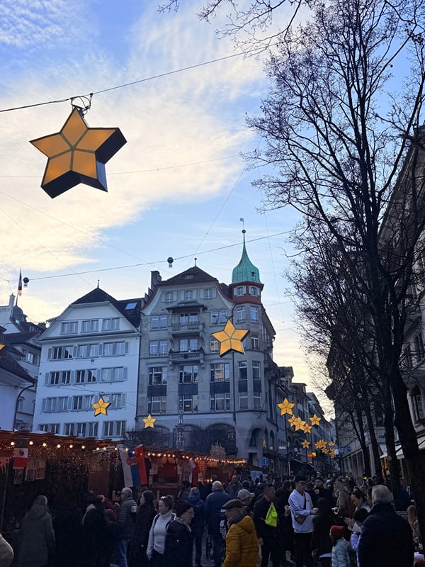 As estrelas de Natal sobre uma rua de mercado em Lucerna.