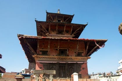 Walk along the Bagmati River (16 heritage monuments in 2 kilometers)