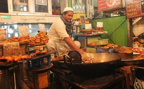 Evening Walking Tour of Old Delhi with Dinner and Guide