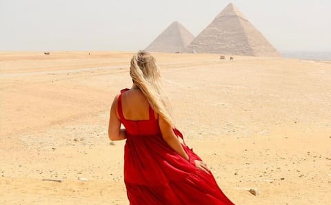 Guided Tour of Giza Pyramids and Sphinx with Female Guide