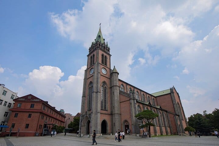 VIP meet‑and‑greet: name board in hotel lobby