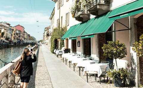 Professional Photoshoot Tour in Milan's I Navigli Canals