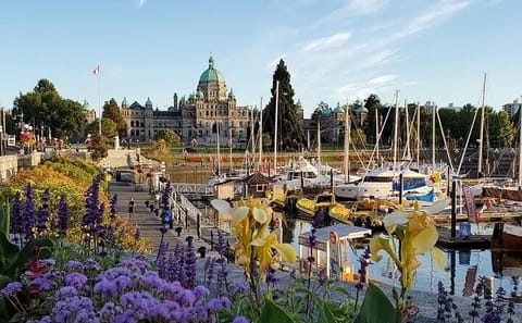 Vancouver to Victoria Private Tour: Craigdarroch Castle & Butchart Gardens