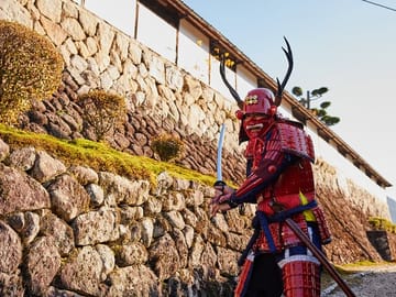 Go to Osaka Castle to fight! Take photos as a samurai in armour at Osaka Castle, one of the most popular tourist attractions. Special experience for Honor and Bushido plans only.