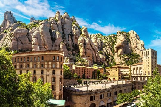 Private Montserrat Tour & Organic Winery Plus Local Lunch from Barcelona