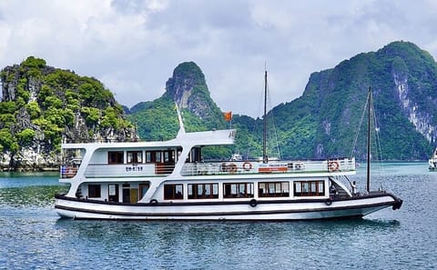 Halong Bay and Cave Full-Day Cruise,Lunch,Island,Beach from Hanoi