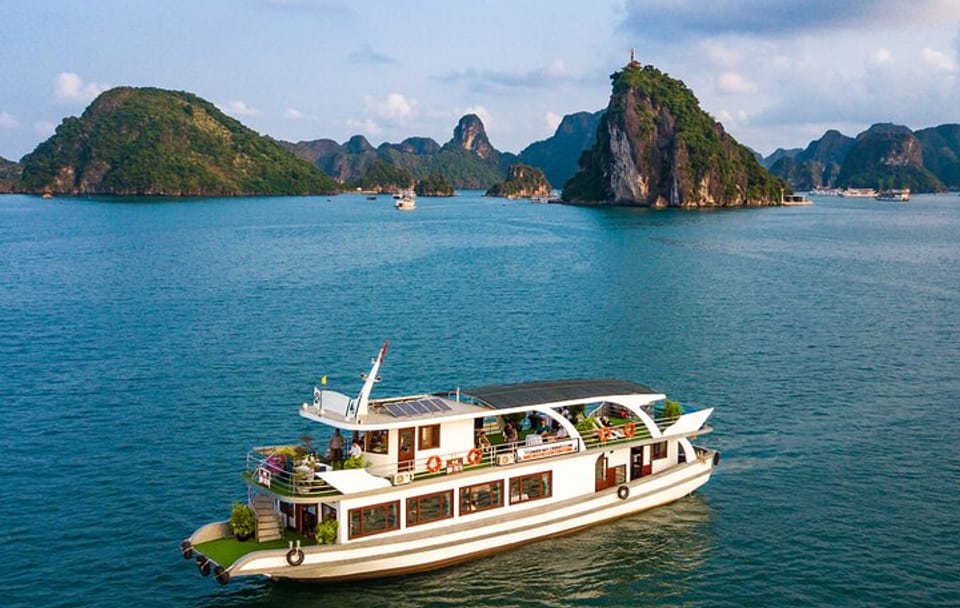 Wonder Bay Cruise Halong Day Boat Tour from Harbor (34 Paxs Max)