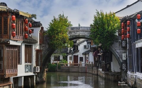 Shanghai City and Zhujiajiao Water Village Tour