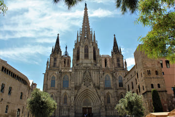 Gothic Quarter and Ramblas Walking Tour with Boat Trip in Barcelona