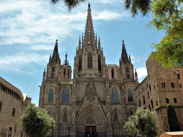 Gothic Quarter and Ramblas Walking Tour with Boat Trip in Barcelona