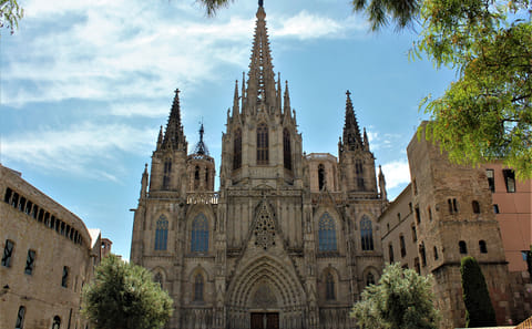 Gothic Quarter and Ramblas Walking Tour with Boat Trip in Barcelona