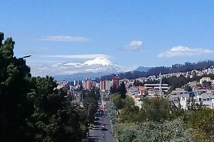 Private car transfer from airport to Quito city (one way)