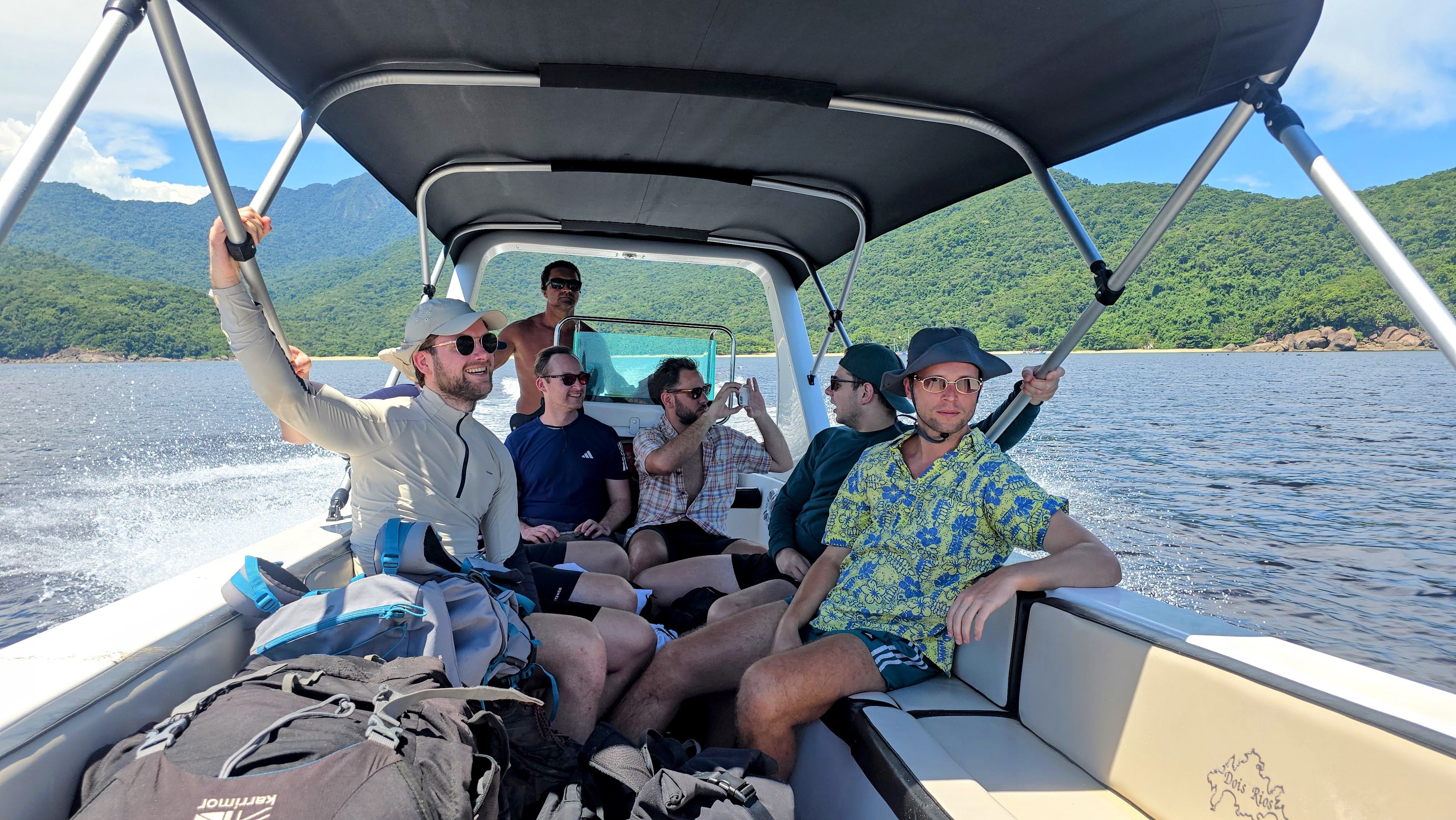 Vista ilustrativa do modelo de barco particular usado para a opção de barco particular, mostrando o tipo de embarcação disponível para a travessia de Vil