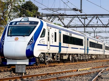 From Delhi: Taj Mahal, Agra & Fatehpur Tour by Express Train