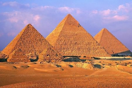 8-Hour Private Tour of the Pyramids, Egyptian Museum and Bazaar from Cairo